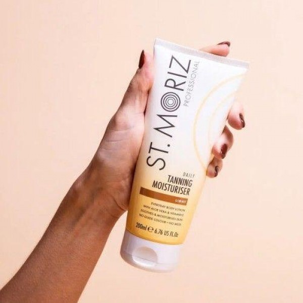 Зволожуючий лосьйон для поступової засмаги St. Moriz Professional Daily Tanning Moisturiser Light, 200мл Зволожуючий лосьйон для поступової засмаги St. Moriz Professional Daily Tanning Moisturiser Light, 200мл